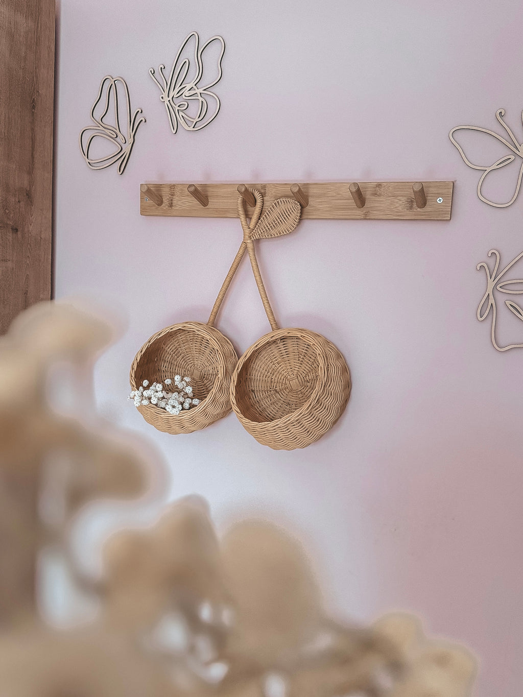 ROTAN WANDHANGER KERSEN