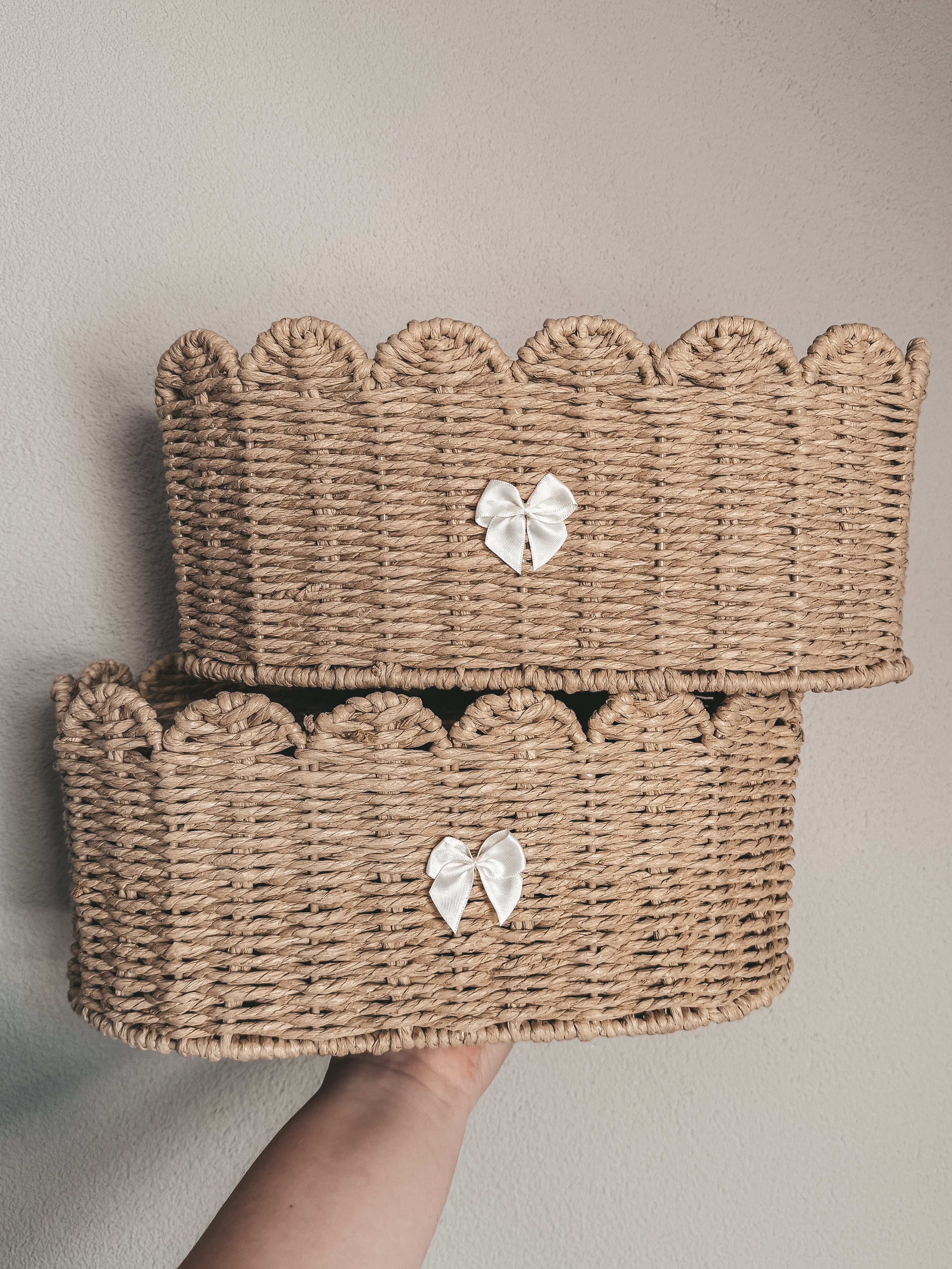 ROTAN MAND MET STRIKJE